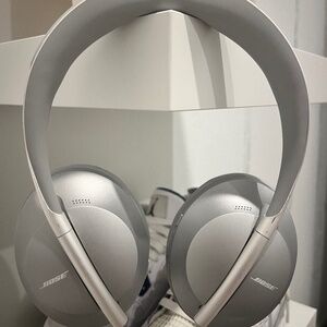 Bose Noise Cancelling Headphones 700 Over-Ear Bluetooth Headphones, Silver